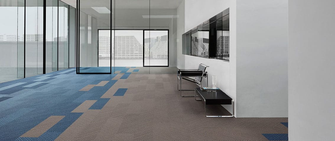 Espace de travail open space moquette grise et bleue - Jad'O Parquet