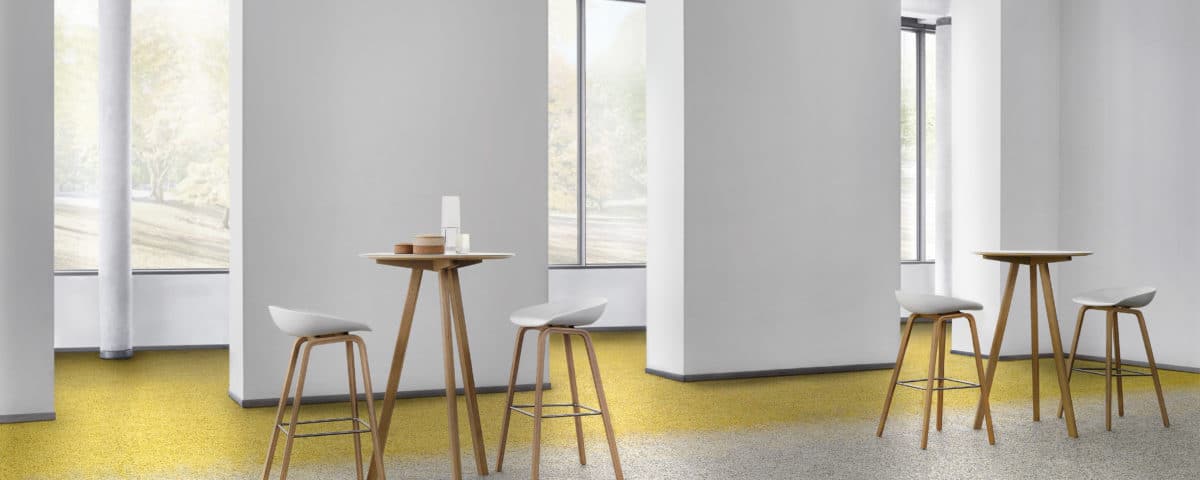 Espace convivial avec mange debout et chaise moquette design gris et jaune - Jad'O Parquet
