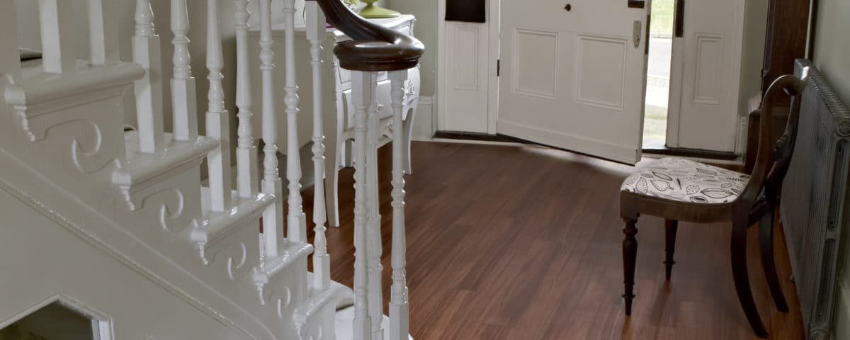 Entrée maison avec escalier blanc et parquet - Jad'O Parquet