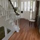 Entrée maison avec escalier blanc et parquet - Jad'O Parquet