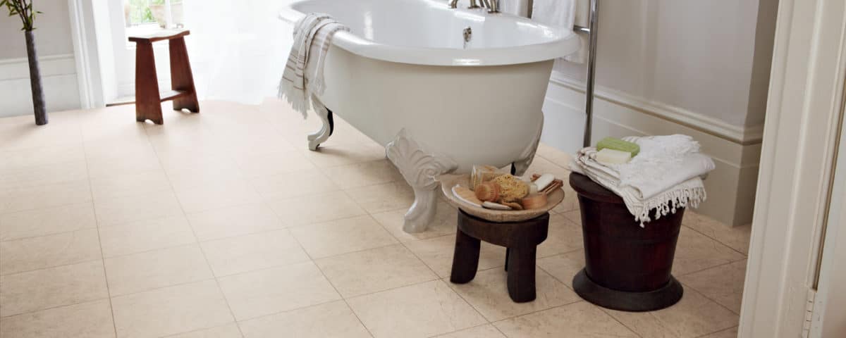 Salle de bain avec baignoire et sol pvc imitation carrelage - Jad'O Parquet